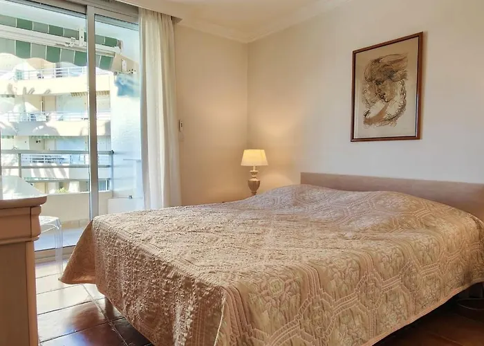 50 M Cocoon Of With A Common Shared Pool Appartement Saint-Raphaël